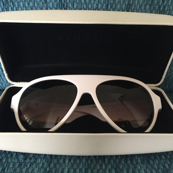 Versace designer women's sunglasses. - Picture 5 of 5